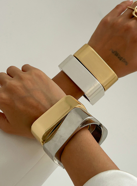 宽面磨角几何形弹簧式手镯女 欧美大气时尚模特T台走秀搭配饰品酷