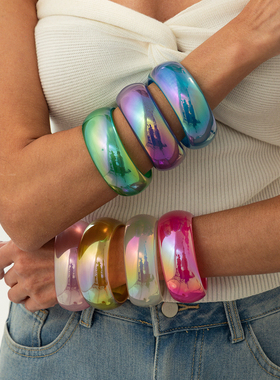 AB彩宽版圆弧树脂手镯女 2026新潮时尚个性模特T台走秀搭配饰品酷