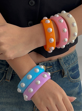 糖果色仿珍珠树脂手镯女 2025夏时尚网红气质T台走秀搭配服装饰品