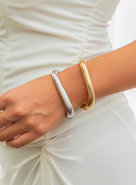 弹簧式不对称光面金属手镯女 欧美轻奢时尚模特T台走秀搭配饰品潮