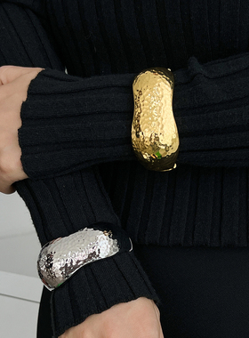 宽版圆形凹凸敲打弹簧式手镯女 2025春季潮流时尚个性旅拍配饰品