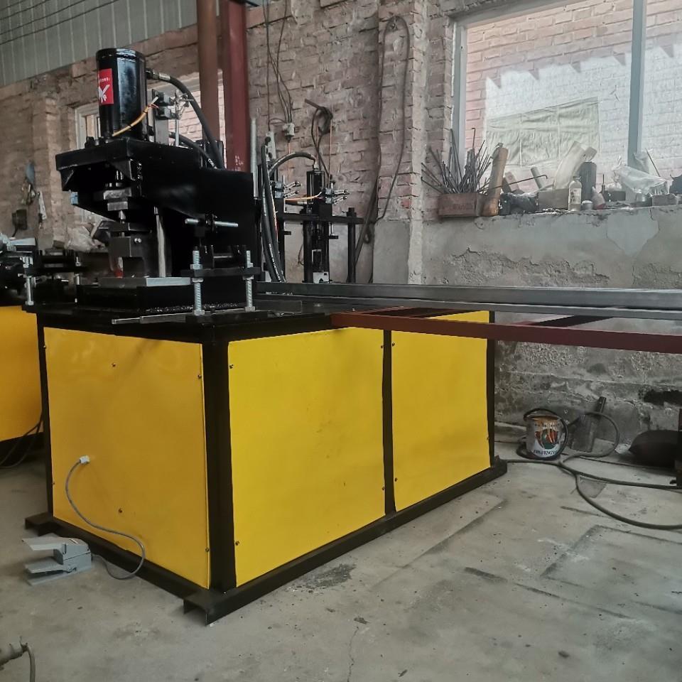 铝合金门窗液压冲孔机不锈钢楼梯扶手冲角机伸缩门方管成型机