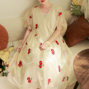 胖妹妹2025夏季新款法式重工刺绣连衣裙大码双层工艺V领长裙