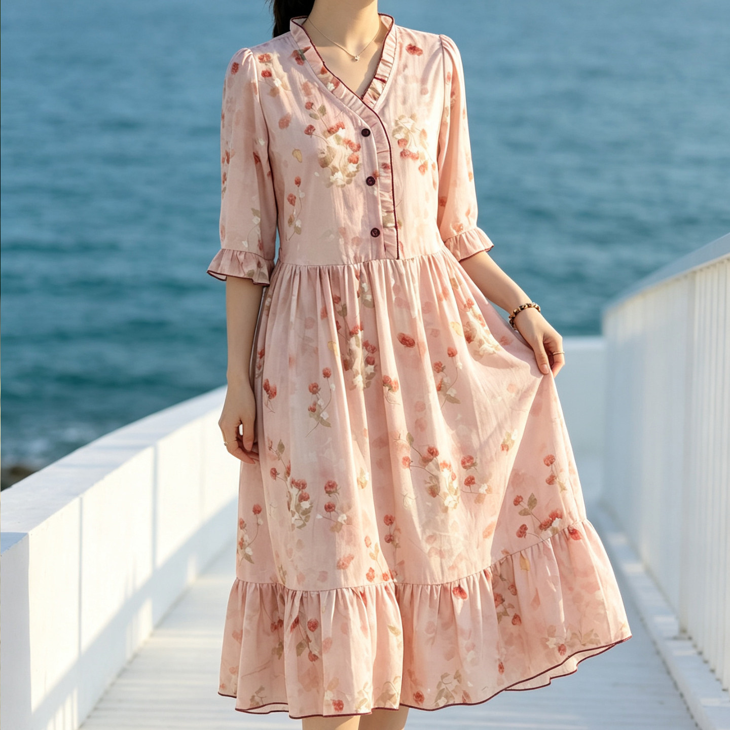 云子温柔浪漫风草莓印花连衣裙女夏V领收腰显瘦大码中长裙氛围感