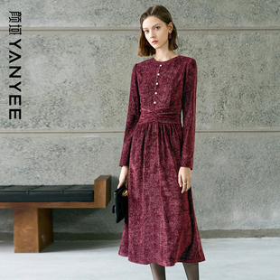 颜域高级感丝绒连衣裙女2025新款冬季法式红色中长款收腰长袖裙子