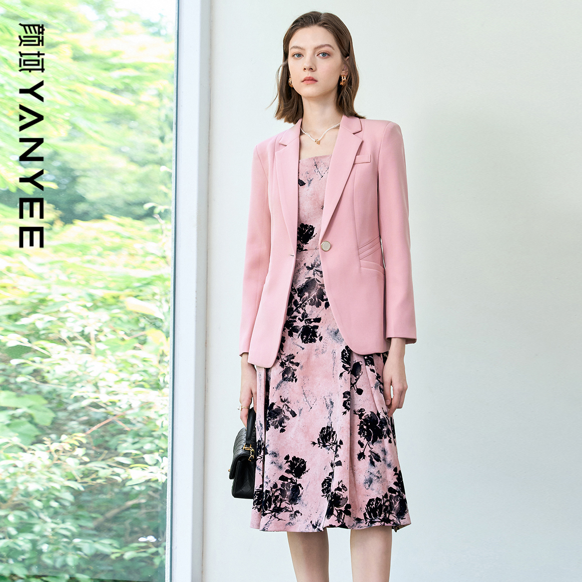 颜域时尚粉色西装背心裙套装