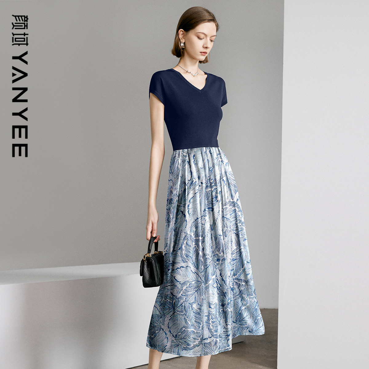 颜域假两件气质连衣裙2026新款女夏季蓝色短袖V领收腰印花裙子女