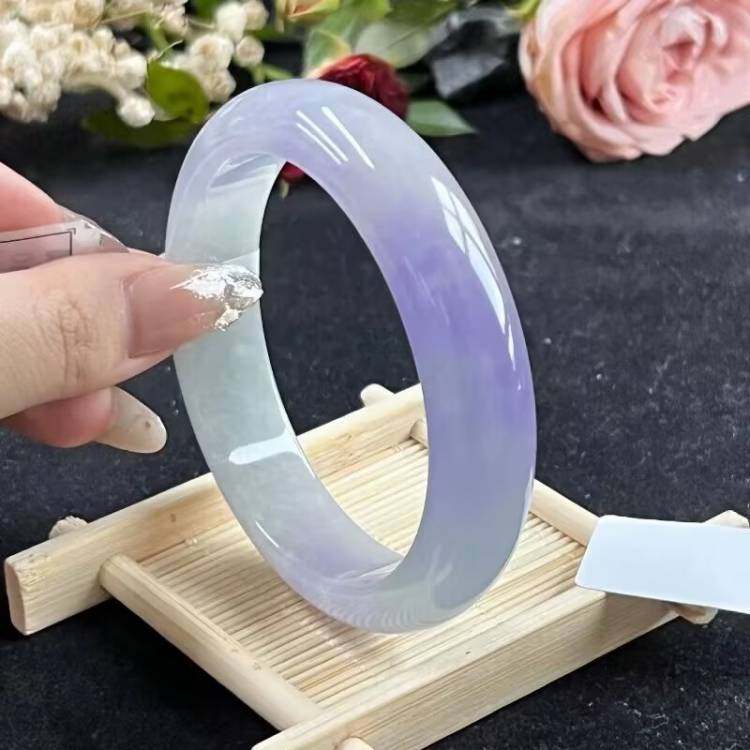 冰糯种飘紫淡春带彩翡翠处理玉镯