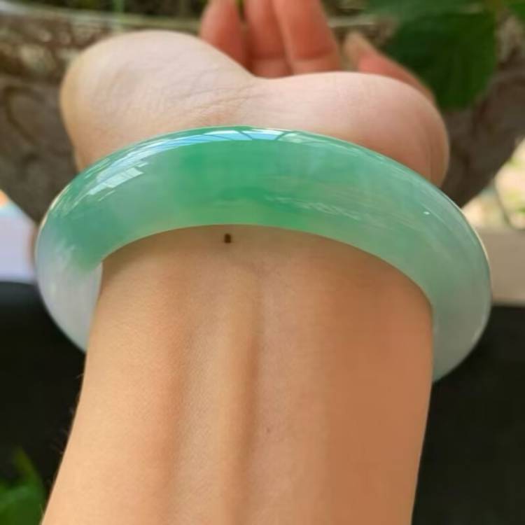 冰糯种阳绿飘花翡翠处理玉手镯