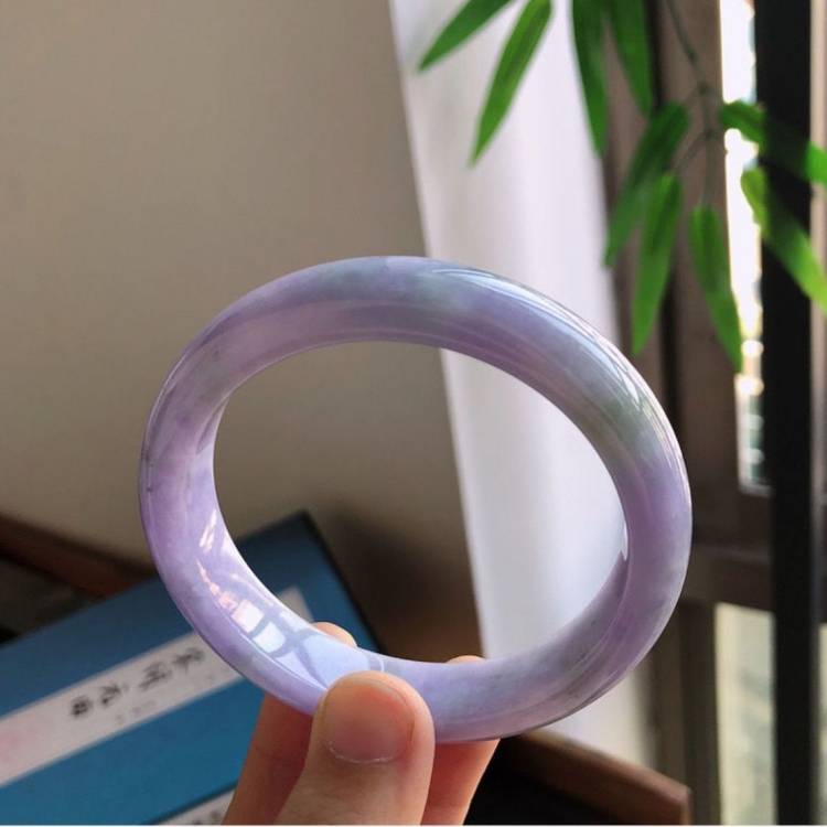 紫罗兰淡春带彩翡翠处理玉手镯