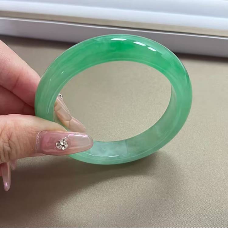 冰糯种精美果绿翡翠处理玉手镯
