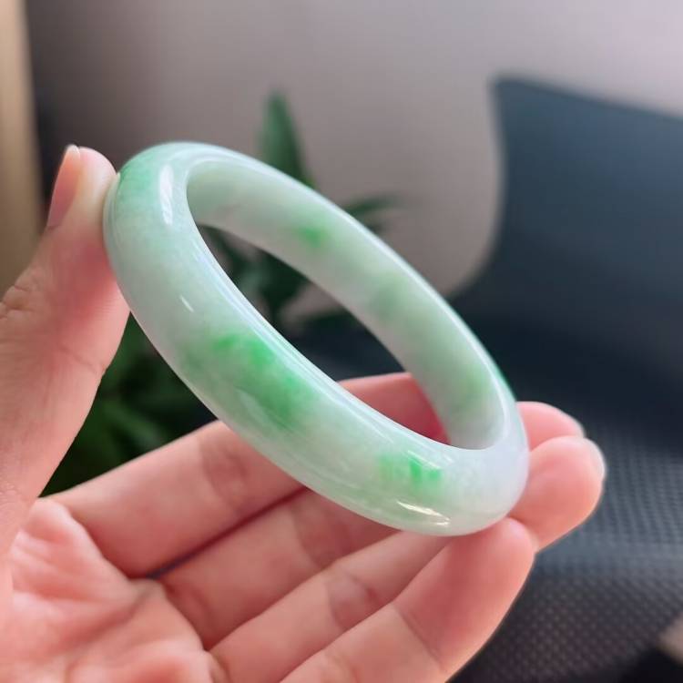 冰糯种飘浅绿翡翠处理玉镯子