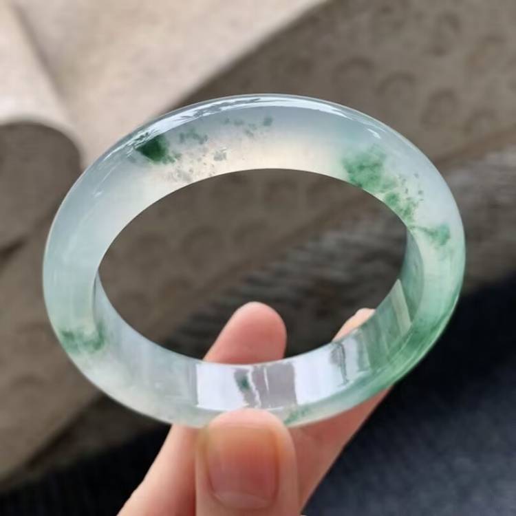 冰糯种飘绿飘花处理玉镯子