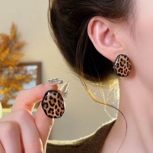 秋冬复古豹纹不规则耳钉女高级感气质耳环2025新款 显脸小耳饰 爆款