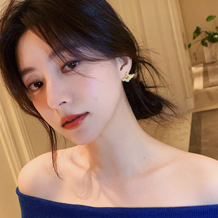 金色银杏叶镶钻耳钉女2025新款 温柔风小众设计干耳环气质百搭耳饰