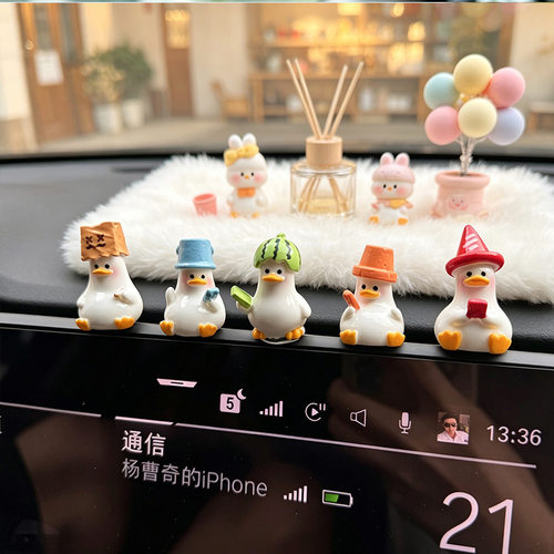 可爱发财鸭汽车内摆件车载中控台后视镜装饰摆件桌面电动车装饰品