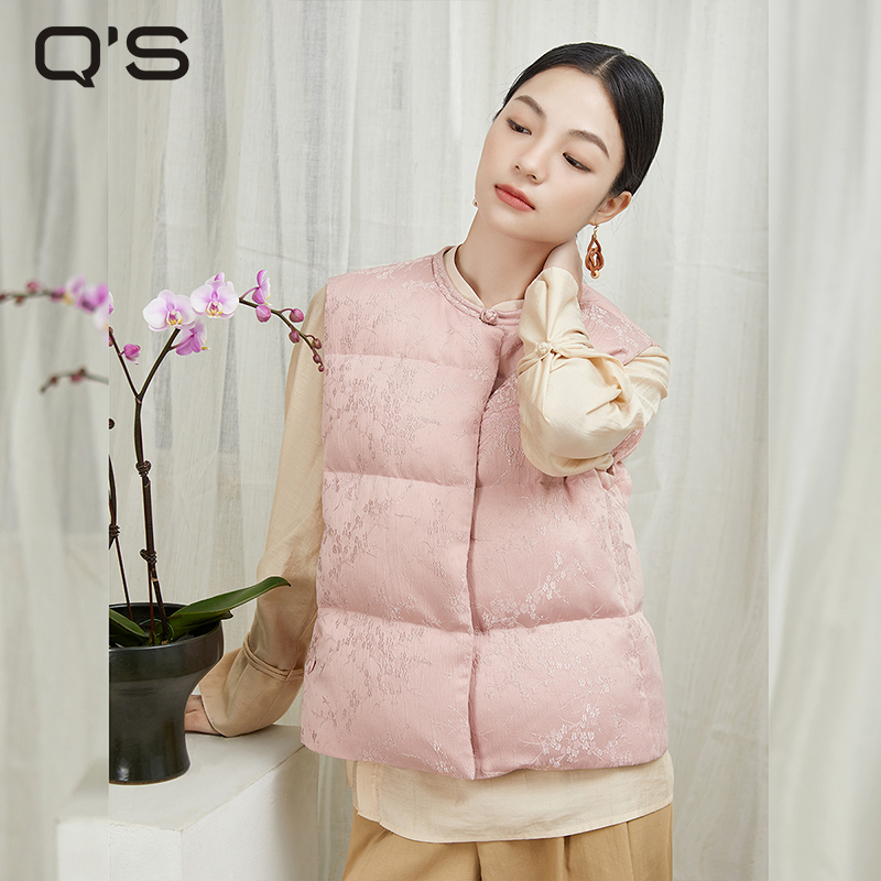 QS秸熙轻国风盘扣羽绒马甲