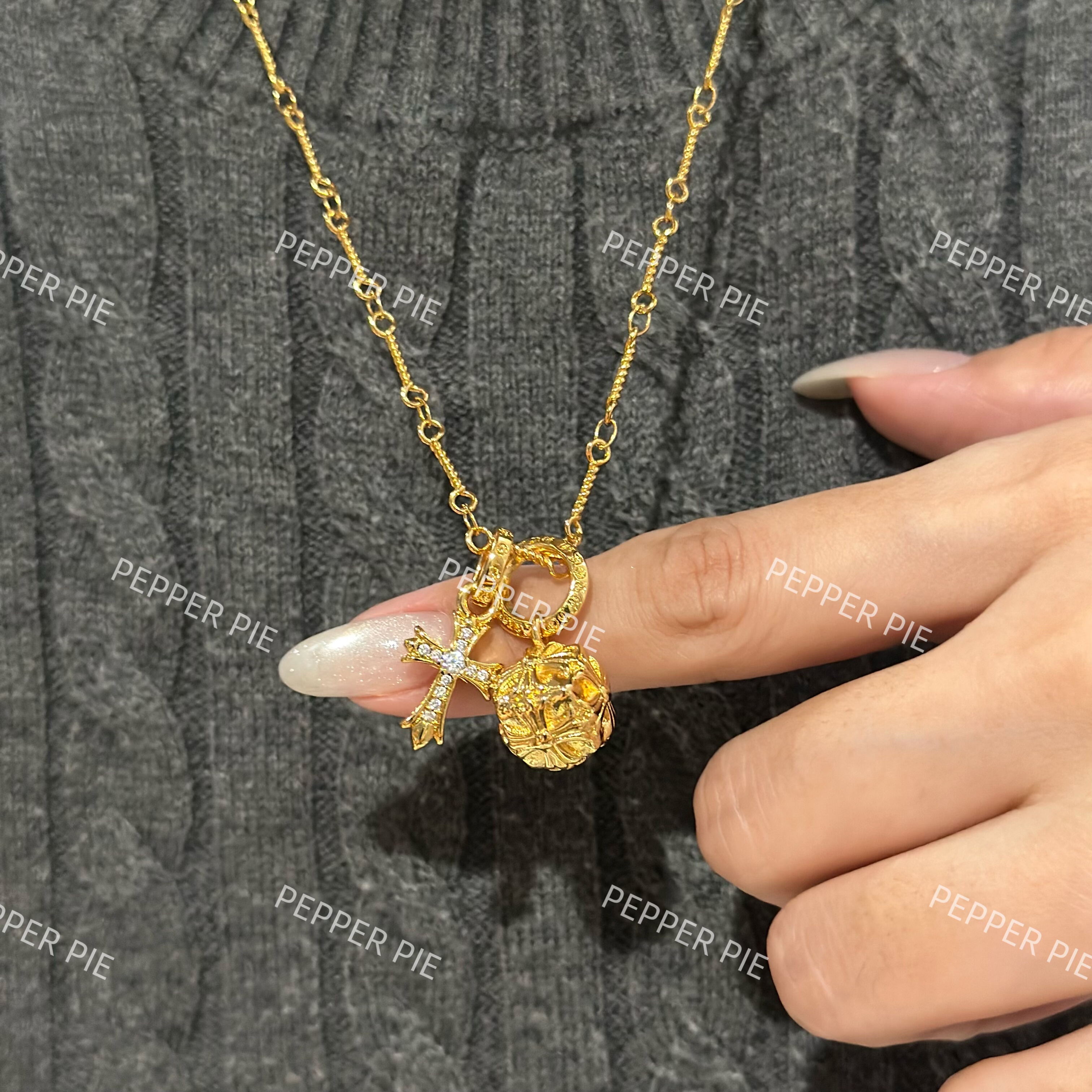 辣椒派金色克克骰子十字架项链女 骨头链轻奢小众高级毛衣链欧美