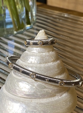 辣椒派新品 意式复古拉丝工艺细款双色浮雕手镯 镶嵌拉花开口镯