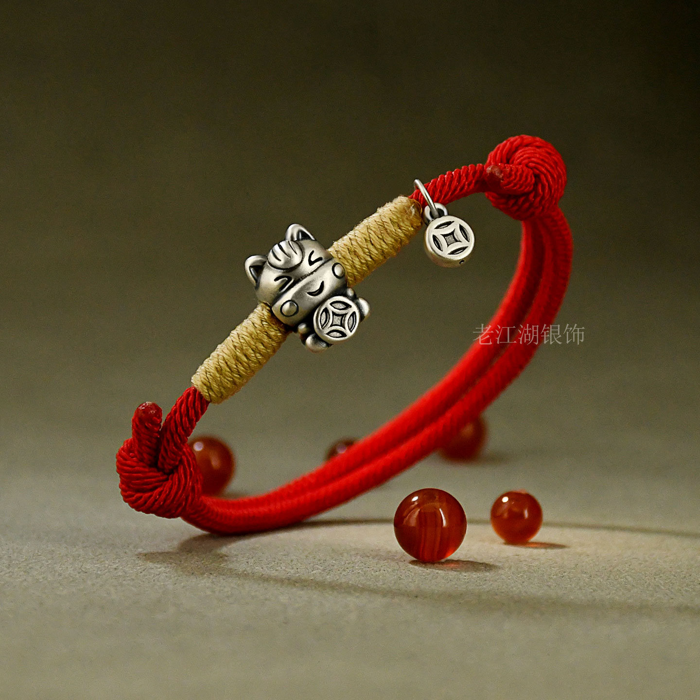 风格佰变是闭眼可以入红绳马手链