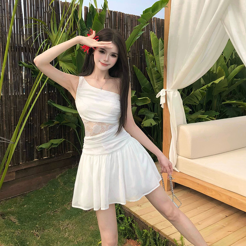 法式度假风蕾丝斜肩连衣裙子女设计感纯欲风收腰无袖背心短裙夏季