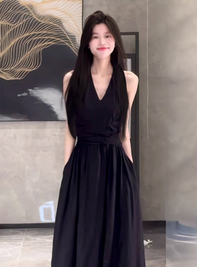 法式黑色赫本风挂脖v领无袖背心连衣裙女夏季小个子修身a字长裙子
