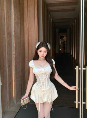 蕾丝拼接缎面鱼骨修身短袖T恤女夏季设计感套装花包半身裙两件套
