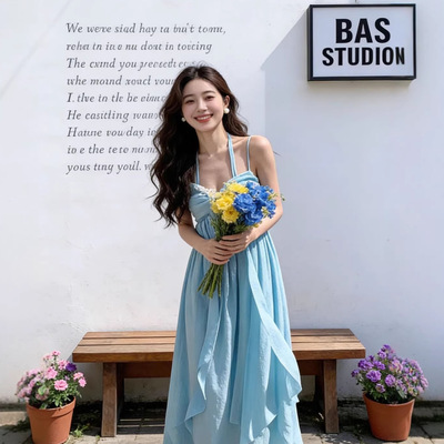 海边度假风沙滩裙穿搭蓝色挂脖吊带连衣裙夏季新款