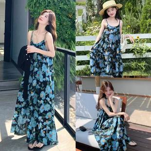 海边度假亲子装母女款2025新款蓝色碎花吊带连衣裙高级感沙滩长裙