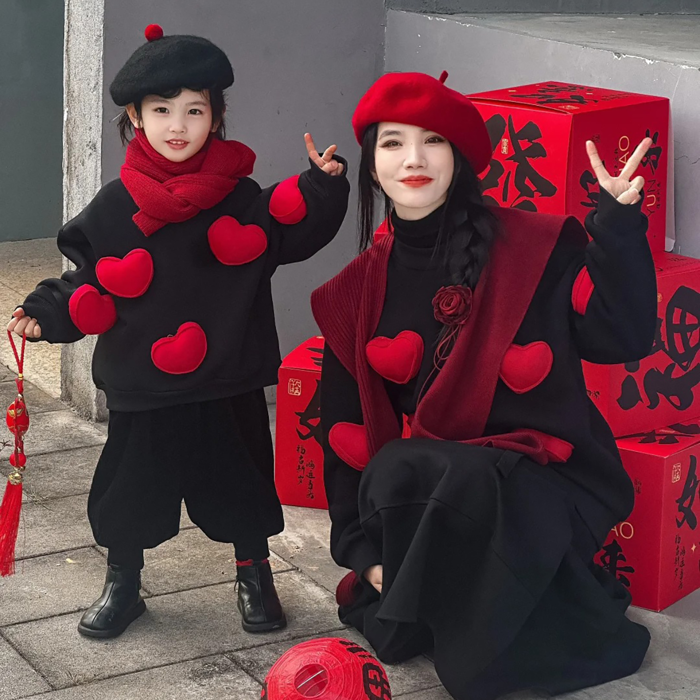 高级感亲子装一家三口加绒卫衣2026新款婴儿连体衣新年过年母子