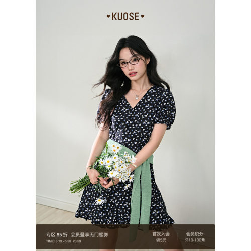 黑色碎花v领短袖收腰连衣裙女