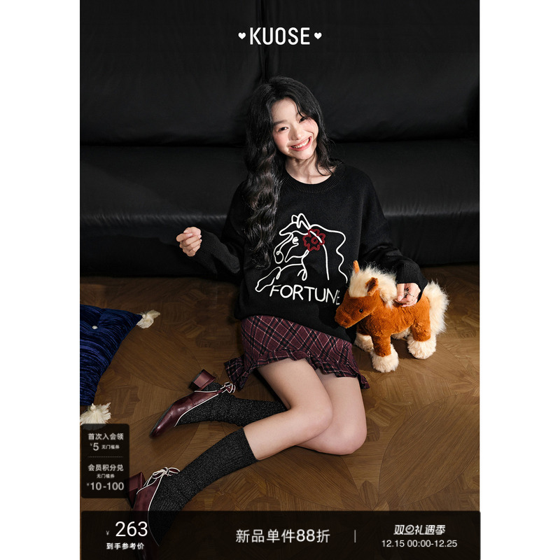 黑色圆领宽松小马刺绣毛衣