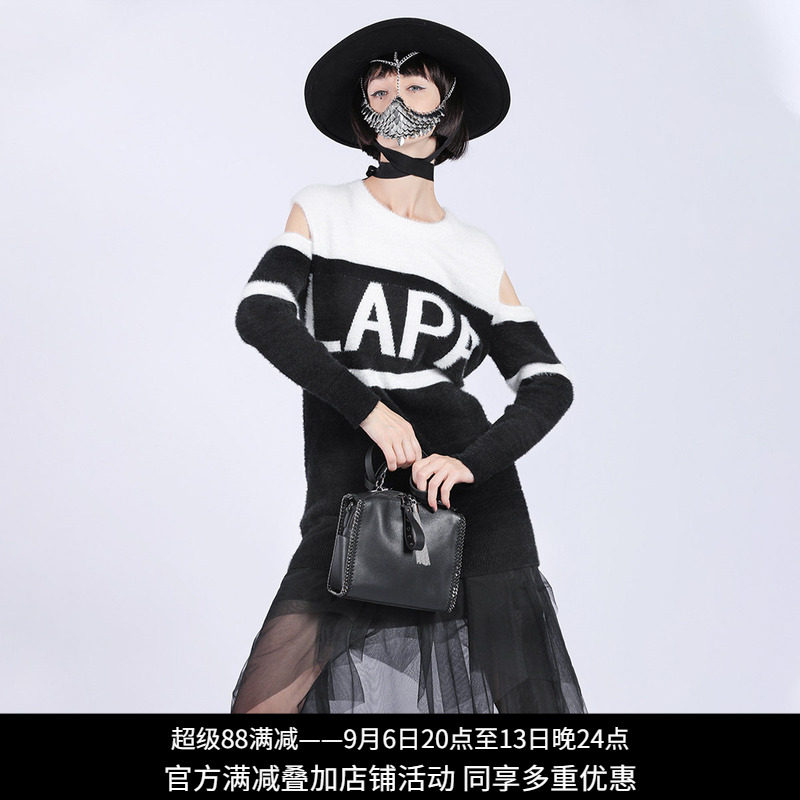黑白撞色露肩小心机针织连衣裙