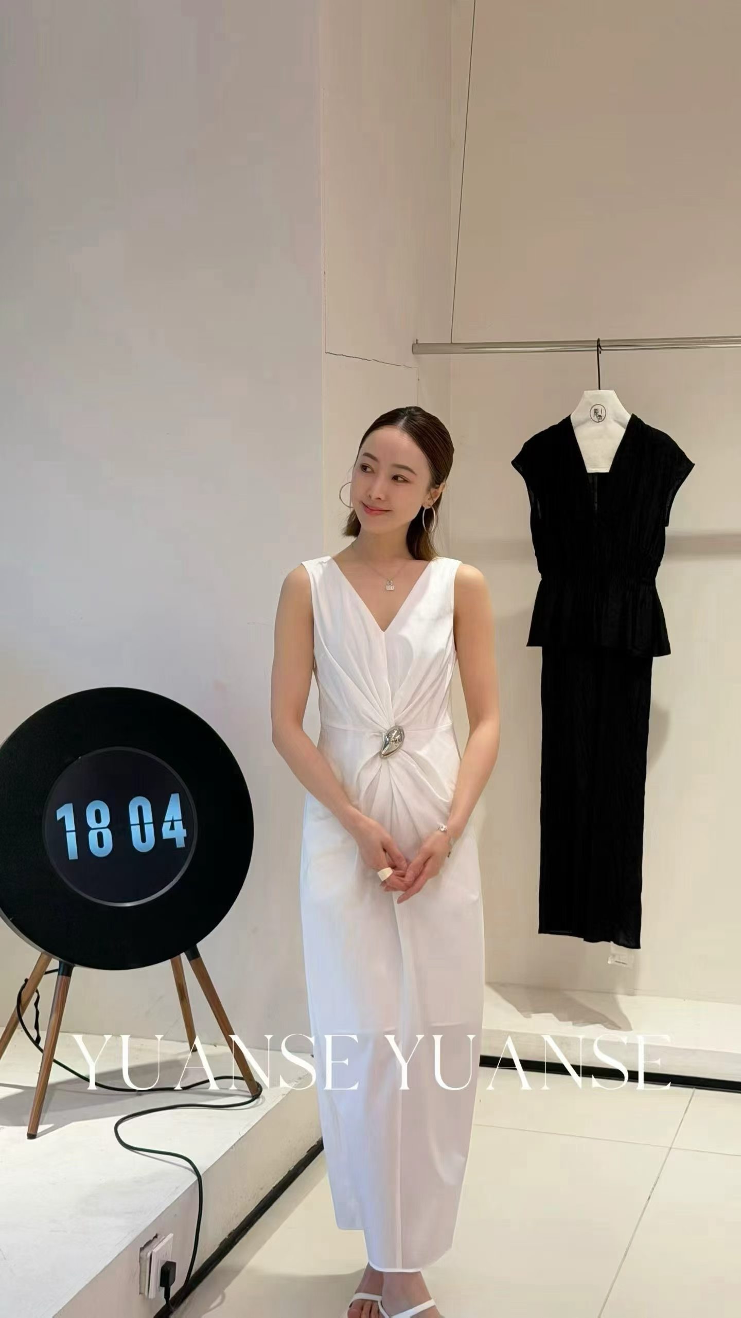 设计师原创正品V领纯色无袖金属扣点缀扭结收腰显瘦连衣裙女夏款