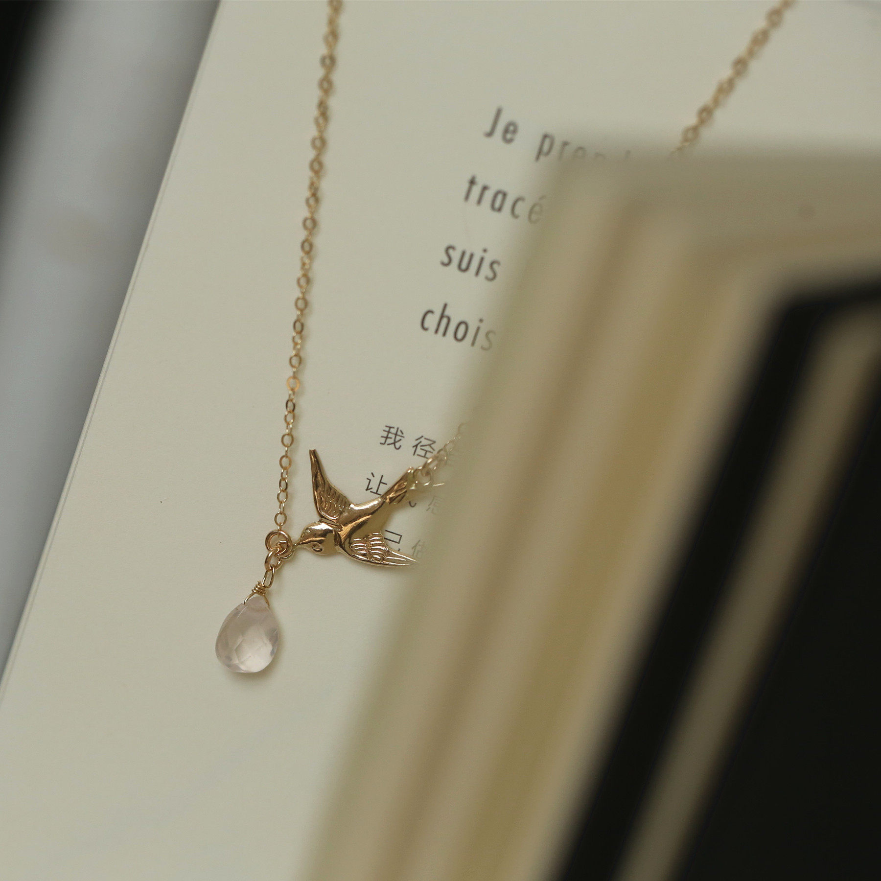 天然石浅色粉晶 写意燕子14k包金项链锁骨链女 生日礼物