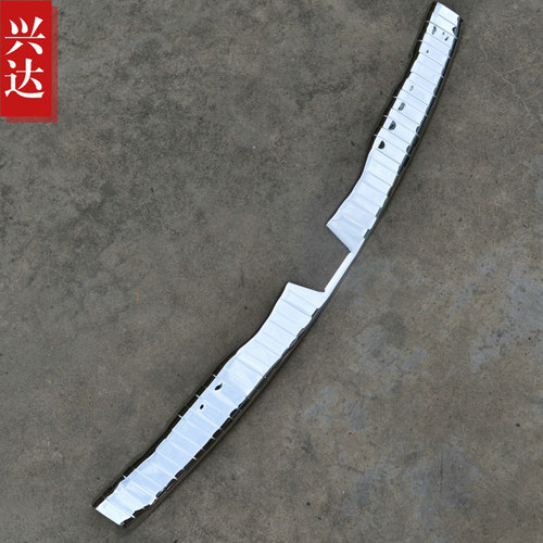 适用于2013-18款哈弗H6升级版/运动版不锈钢后备箱踏板内置后护板