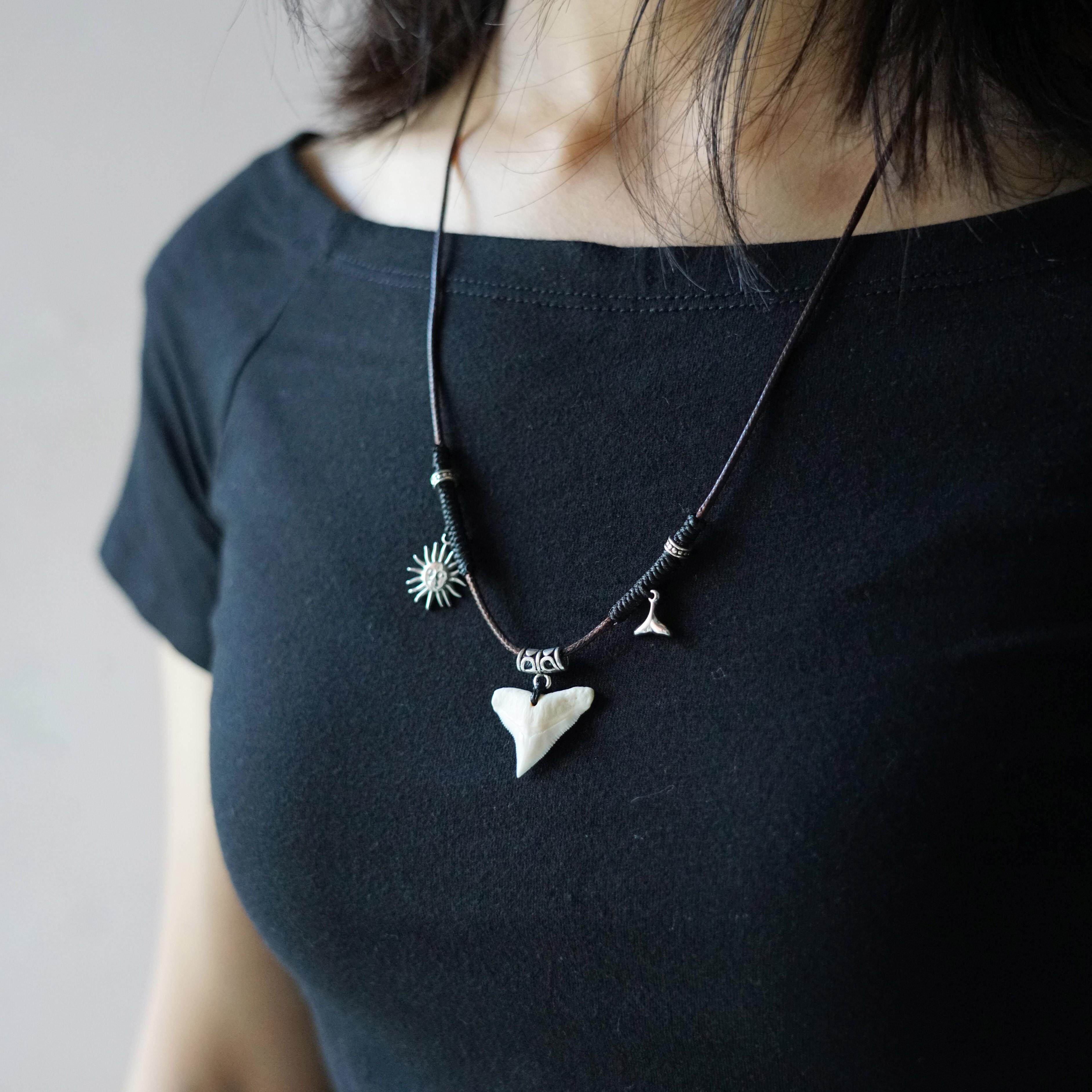 原创设计复古做旧天然鲨鱼牙齿吊坠项链鱼尾小众毛衣链锁骨链女