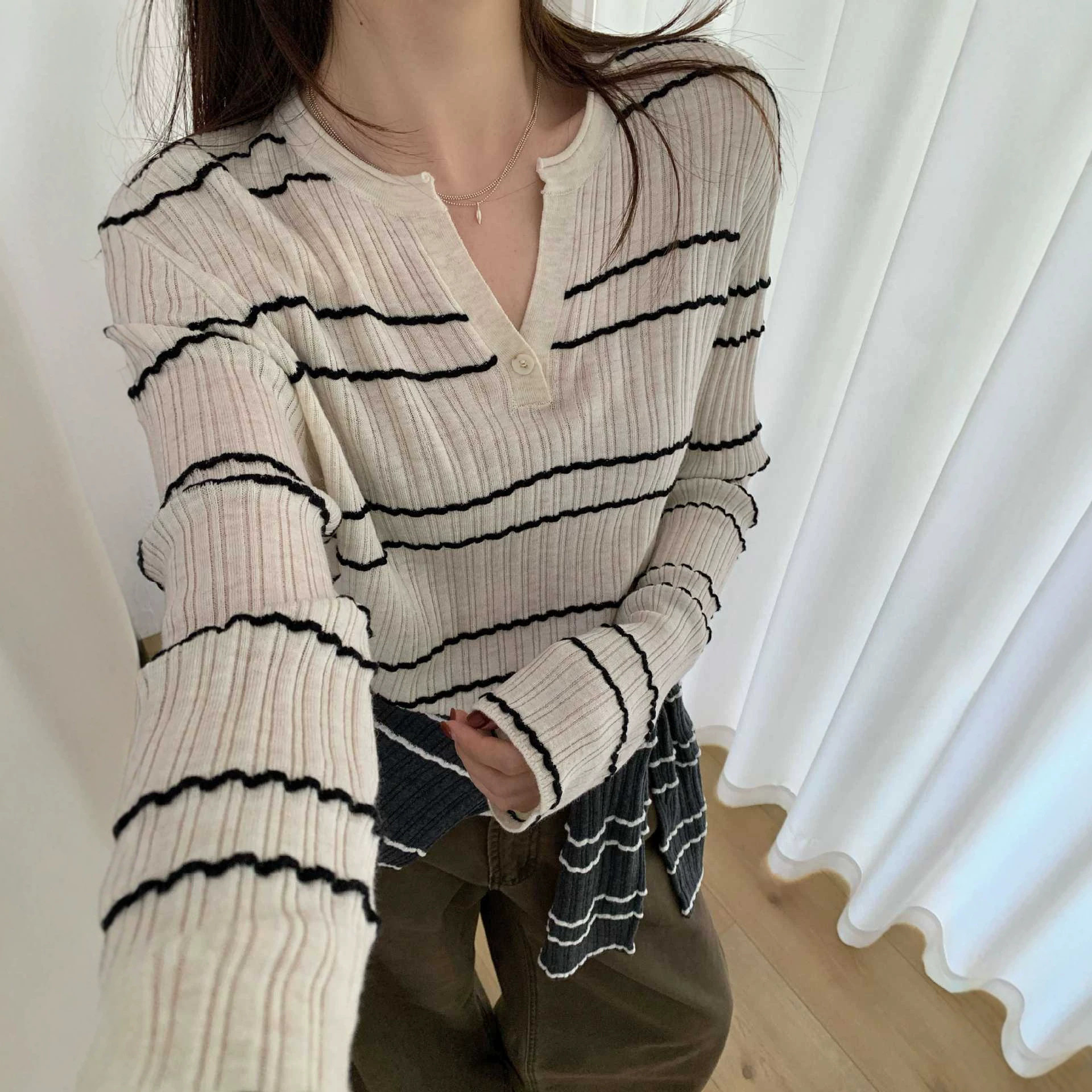 女装V领条纹针织衫秋季新款羊毛混纺一粒扣毛衣长袖修身显瘦上衣