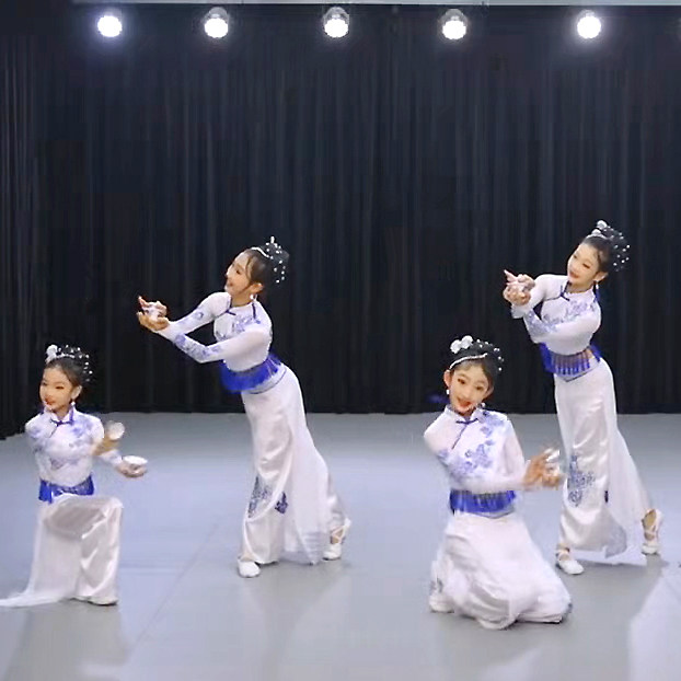 成都盖碗茶儿童演出服白盏茶妤表演服茶飘香古典舞青花瓷秧歌道具