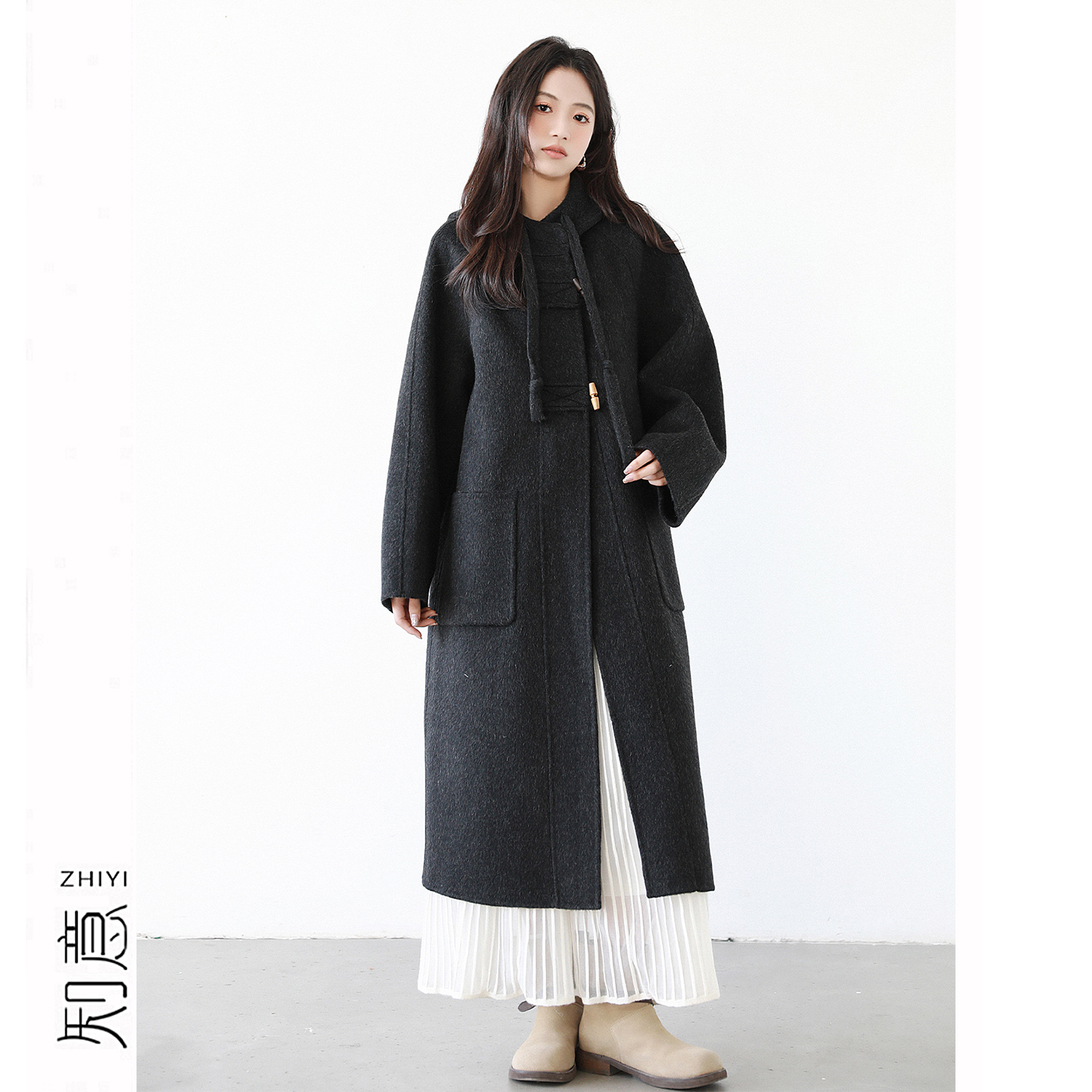 冬季连帽牛角扣绵羊毛大衣