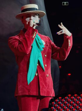 权志龙红色复古修身丝绒西服套装