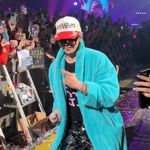 权志龙演唱会同款蓝色皮草外套