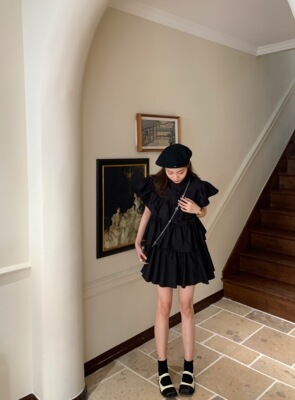 小队鬼马少女娃娃黑色连衣裙2022