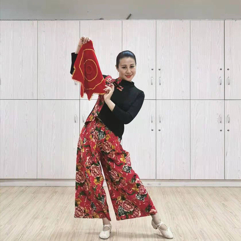 花与影广场舞中国年东北秧歌舞蹈服手绢舞演出服二人转大红花裤冬_虎窝淘