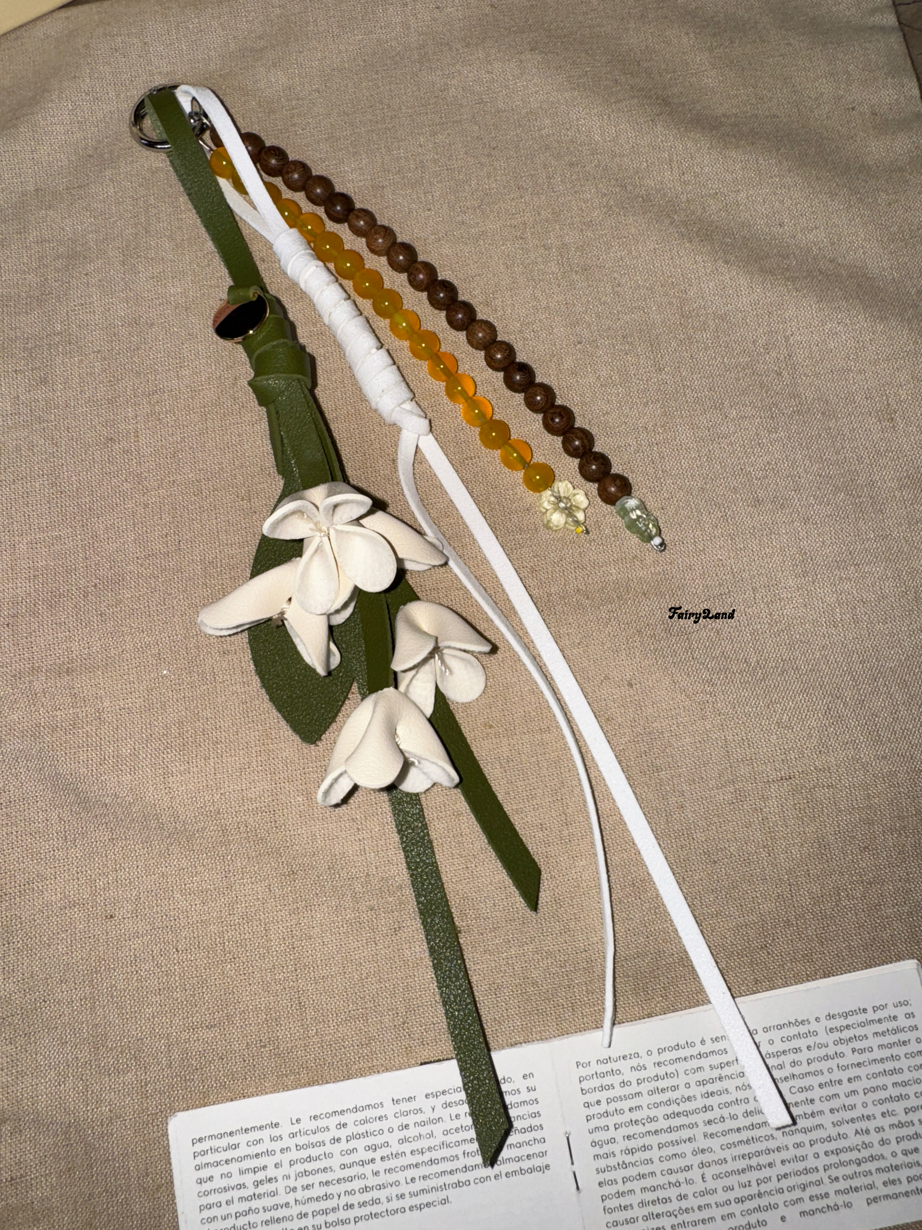 立体皮革花朵miu系包包挂件木质串珠麂皮绳编织挂绳桂花祝福挂饰
