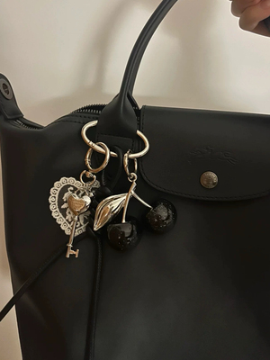 原创黑色大樱桃爱心类似金属感钥匙包包挂件皮绳手工定制钥匙扣