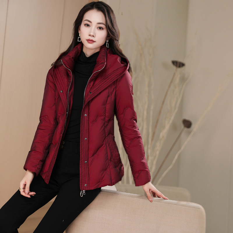 假两件冬季新款连帽羽绒服女修身保暖暗红色时尚高端白鸭绒短外套