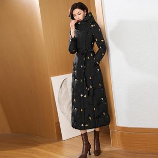 黑色绣花羽绒服女流行长款过膝白鸭绒冬季新款修身显瘦中长款保暖