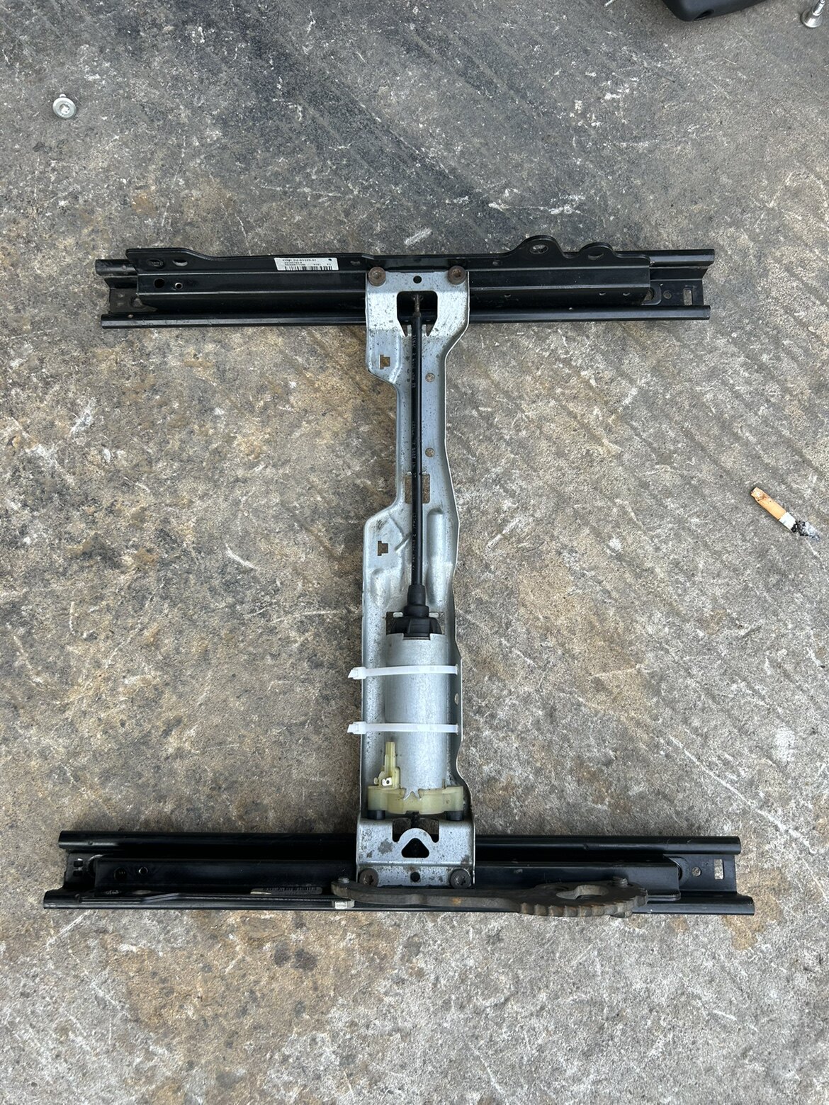 适用奔驰c180 c200 c300 e260 c63座椅电机马达滑轨导轨轨道滑道