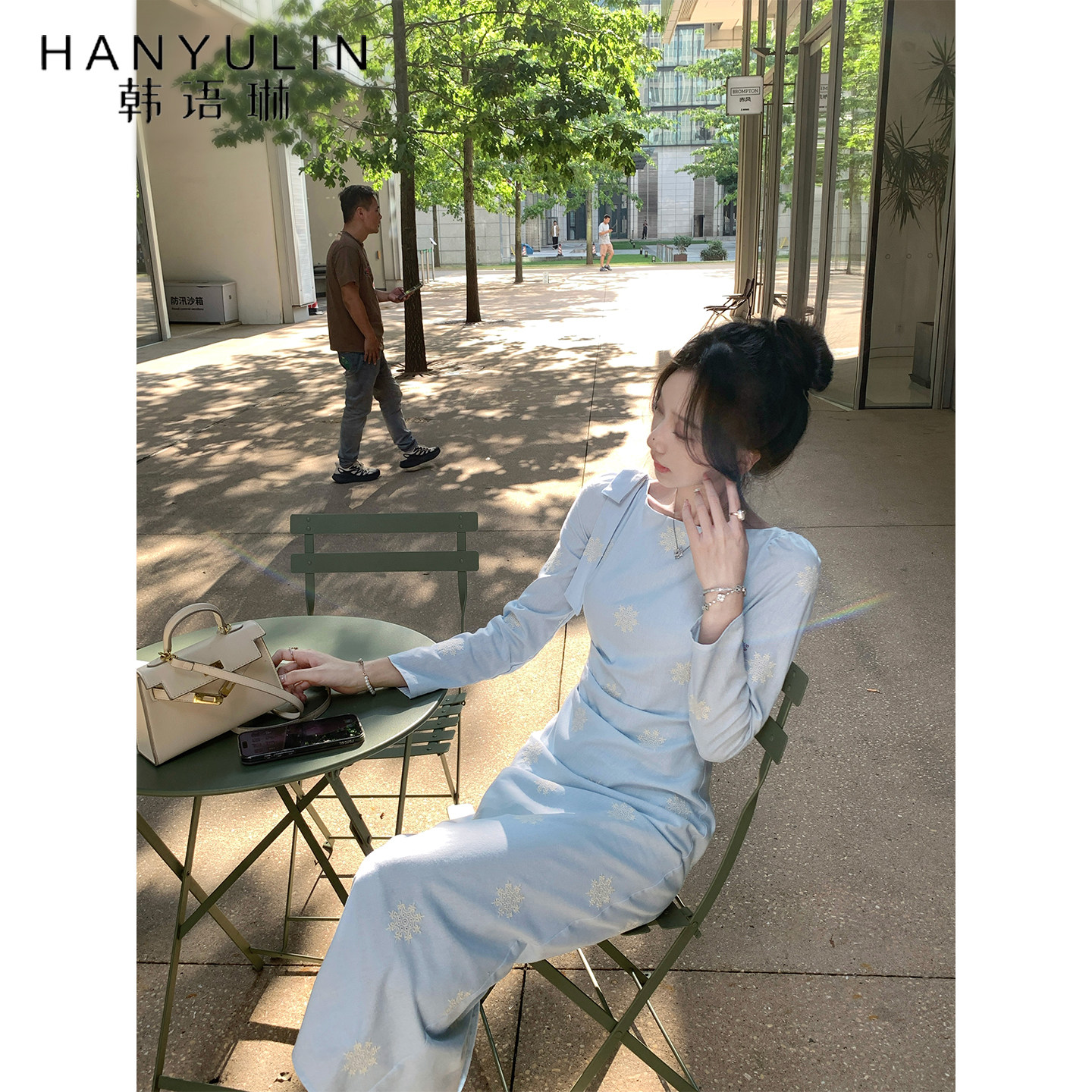 韩语琳 浅蓝色刺绣连衣裙女秋季长袖收腰显瘦气质中长裙
